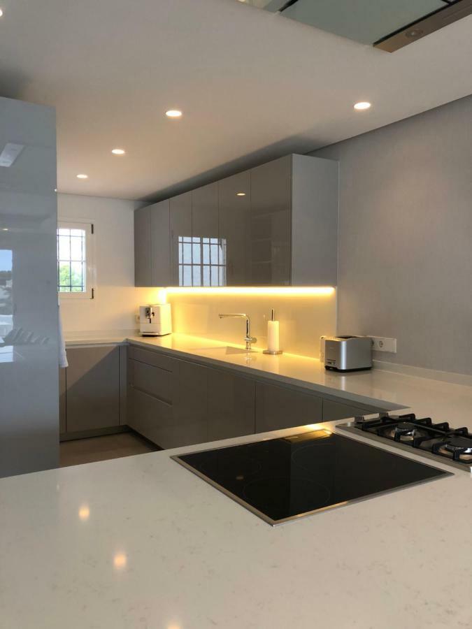 Modern Apartment Puente Romano マルベーリャ エクステリア 写真